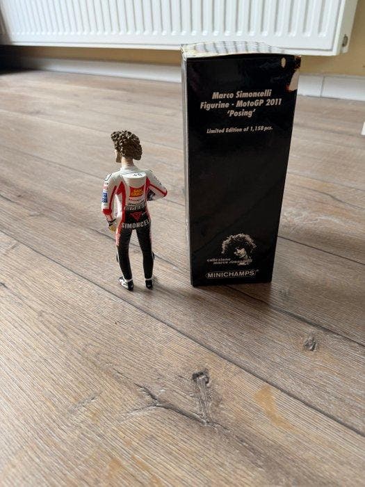 minichamps - Figuur - Simoncelli Posing - an, Hobby en Vrije tijd, Modelauto's | 1:5 tot 1:12