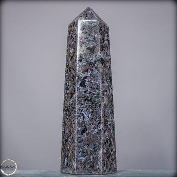 Natuurlijke Merlinit-obelisk – Zeldzame, mystiek aandoende
