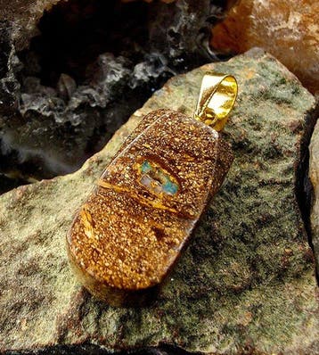 Opale Boulder 11,60 Cts dAustralie sur pendentif plaqué or