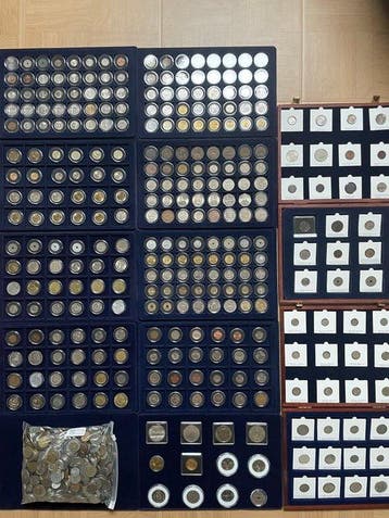 Wereld. Lot de 311 monnaies du Monde dont 24 argent et 5 kgs