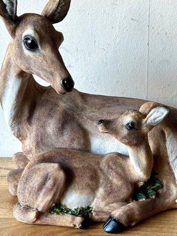 No reserve-Groot en zwaar beeld van een ree met jong. -, Antiek en Kunst