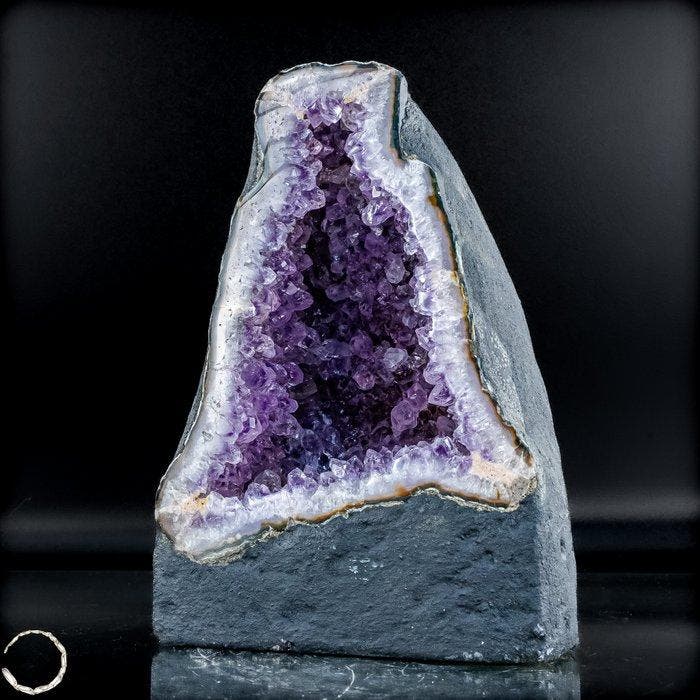 Natuurlijke amethist kristalkathedraal – donkerpaars, Collections, Minéraux & Fossiles