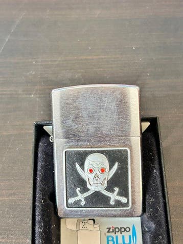 Zippo - I4-3d Skull with Swarowski eyes - Zonder