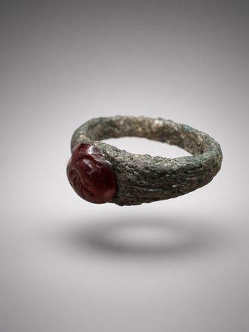 Oud-Romeins Zilver ring met een intaglio van een maan en een