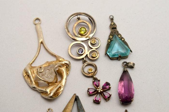 925 zilver - Een kavel van 7 hangers - Helder kwarts, opaal,, Antiquités & Art, Antiquités | Jouets