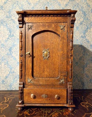 Armoire - Bois de pin, Chêne, Laiton - Petit placard à linge, Antiquités & Art