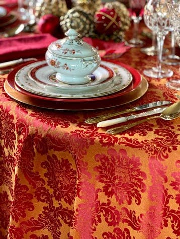 Damast tafelkleed in goud en rood voor brede tafels, damast