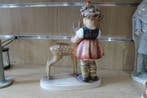Goebel - M.I. Hummel - sculptuur, Hummel 136 V Meisje met