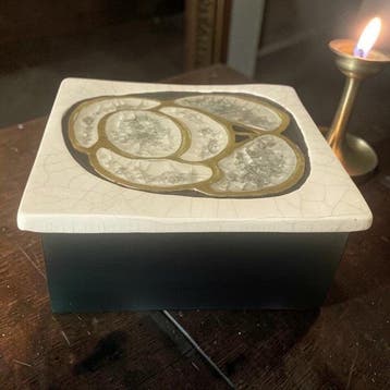 Mithé Espelt - Doos - Gestileerde roos - Keramiek, Goud, Antiek en Kunst