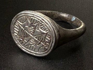 Middeleeuws Zilveren ring, intakte ring met een afbeelding