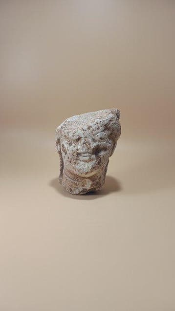 Cypriotisch kalksteen Archaïsch Koré-hoofd. Spaanse