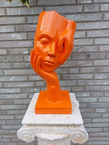 Statue, surreal Statue head on block 48 cm height - 48 cm -, Antiek en Kunst