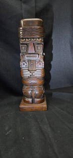 Curiosty cabinet -Big Tiki statue on a wooden base, museum -, Antiquités & Art