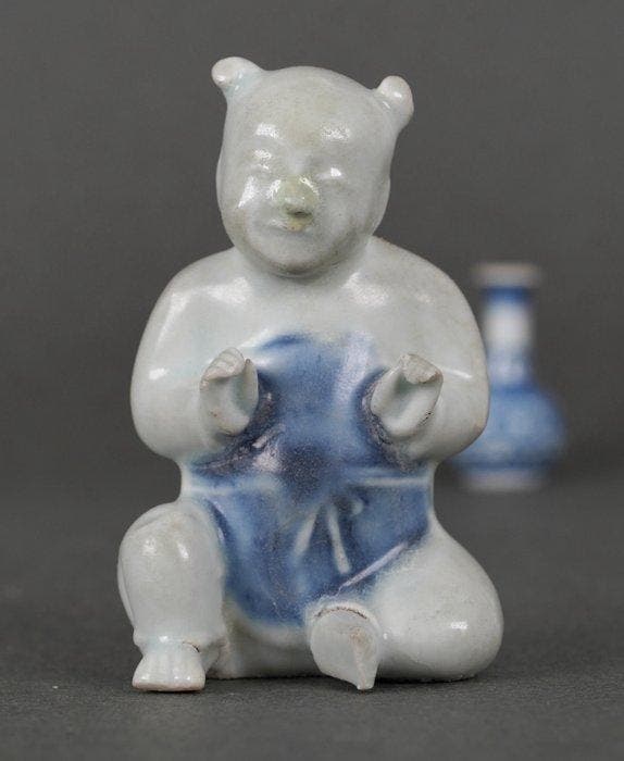 Kangxi (1662-1722) - Beeldje - Seated Boy with Blue Glazed, Antiquités & Art, Antiquités | Autres Antiquités