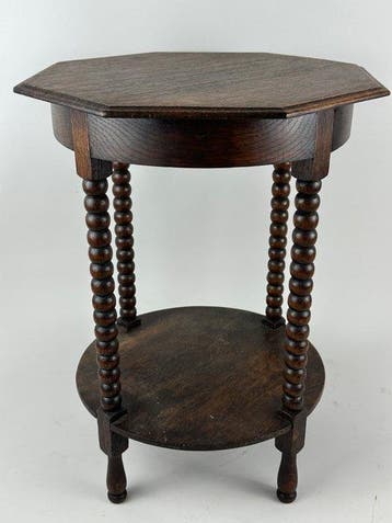 Bijzettafel - Hout - Een wiebelende tafel met poten