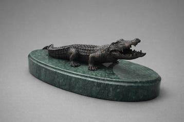 Beeld, Bronzen krokodil sculptuur op groen marmeren sokkel -