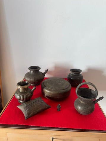 Collectie van 7 oude rituele en huishoudelijke voorwerpen