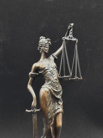 Beeld, Bronze: Lady Justice - 23.5 cm - Brons, Marmer - 2026
