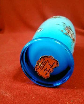 Vaas - Oude vaas van opalijnblauw glas met
