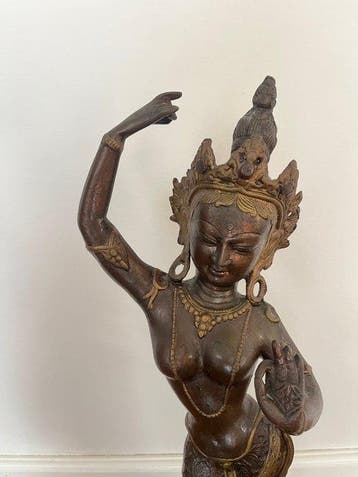 Gegoten bronzen sculptuur van een hemelse danseres / nimf