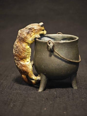 Franz Bergman Style - Beeldje - A cat or fox is climbing