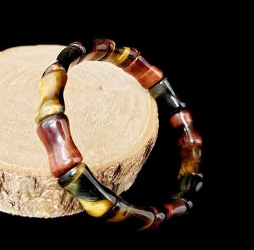 Veelkleurige tijgeroog-armband. Natuurlijke stenen. Montage