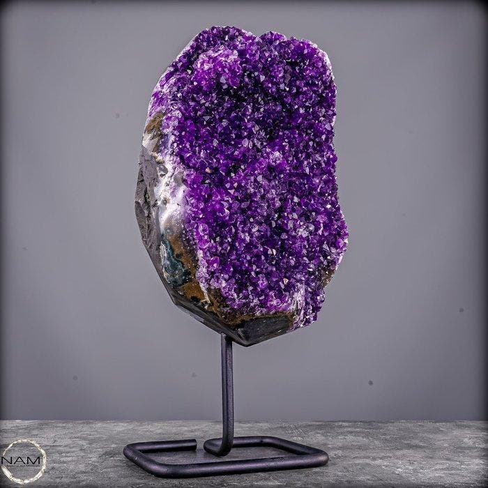 Gloeiende amethist op metalen standaard – elegantie in, Verzamelen, Mineralen en Fossielen