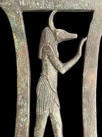 Oud-Egyptisch Ceremoniële bronzen bijl met Anubis
