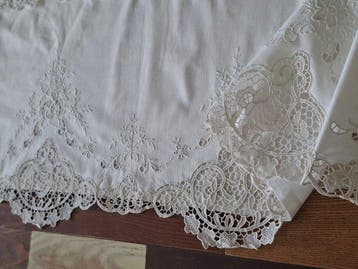 Œuvre dart ! Un drap de trousseau enchanteur, avec un
