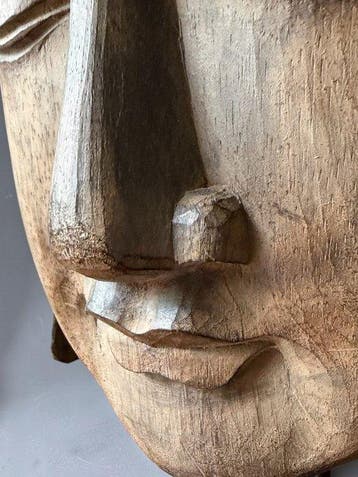 Groot Balinees Boeddha-hoofd van massief hout op standaard –