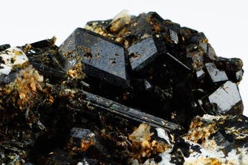 Zwarte melanietgarneten met toermalijn en stelleriet -zonder, Verzamelen, Mineralen en Fossielen