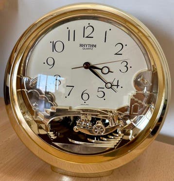 RHYTHM kwarts-tafelklok met decoratieve pendel - gechromt