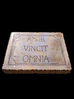 sculptuur, Bassorilievo  Amor Vincit Omnia  - 18 cm -, Antiek en Kunst, Curiosa en Brocante