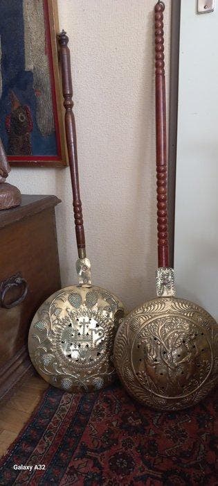 Twee beddenpannen - Adam en Eva en IHS monogram - 102 cm (2)