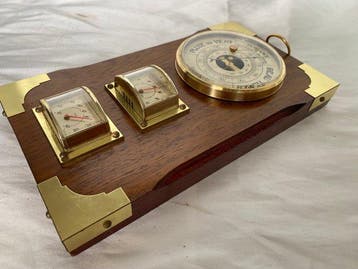 Maritieme objecten - Vintage weersstation met klok,
