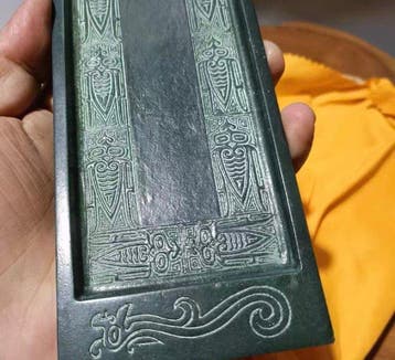 Zeldzaam Japans gegoten bronzen dienblad met cicadepatroon
