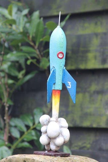 Beeldje - rocket man - gietijzer