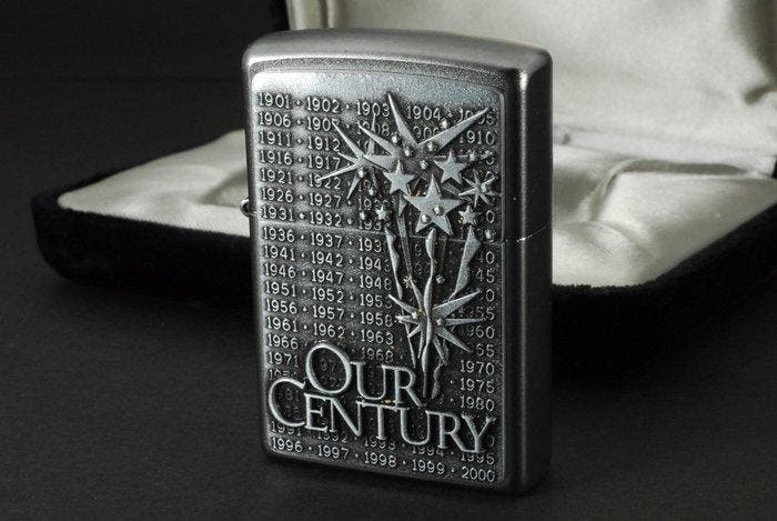 Zippo - “Our Century” - Zakaansteker - Messing, Verzamelen, Rookartikelen, Aanstekers en Luciferdoosjes