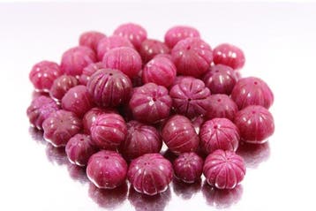 40 prachtige handgesneden robijnpompoenkralen, 595 ct.