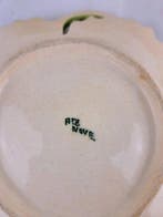 Petits plats en forme de feuille pour antipasti décorés à la