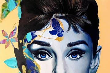 Yamila - Audrey Hepburn: Reconstrucción Floral y Oro