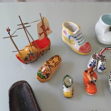 Themacollectie - (51) Schoenminiaturen in porselein, hout en, Antiek en Kunst, Curiosa en Brocante