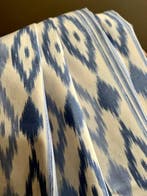 Dubbele breedte. Etnisch ikat-geprint geweven stof voor