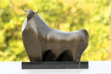 naar botero - Sculpture, Kusbistische bronzen stier. - 25 cm