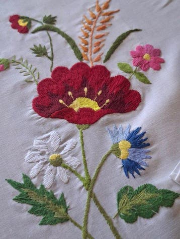 Belle serviette printanière, ornée de fleurs multicolores