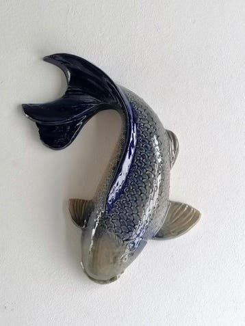 Vanessa Bonino - sculptuur, Blue Koi carp - 37 cm - Majolica