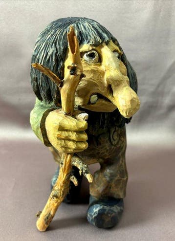 Asbjørn Raanaa - sculptuur, Handgestoken houten Trol - 23 cm, Antiek en Kunst