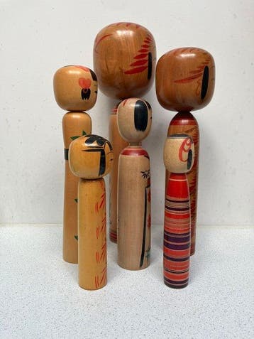 Een prachtige set van 6 vintage Kokeshi-poppen - Hout -