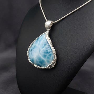 Natuurlijke larimar. Een uniek ambachtelijk stuk. Hanger van