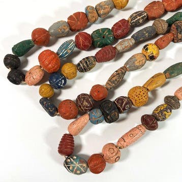 Trois colliers de perles en terre cuite - 388 g